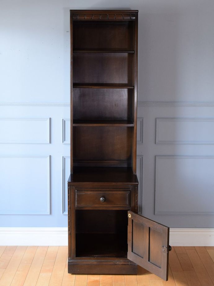 アーコールのキャビネットの扉の中