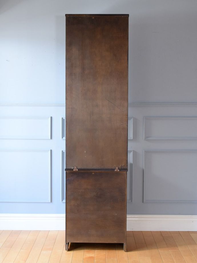 ビンテージキャビネットの後ろ姿