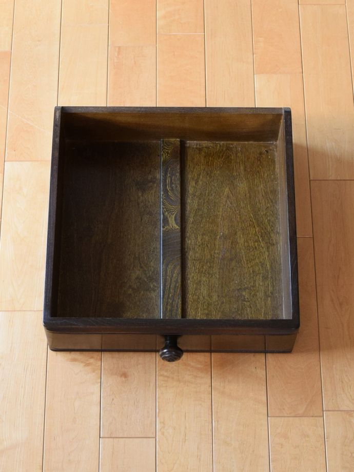 キャビネットの引き出しの中