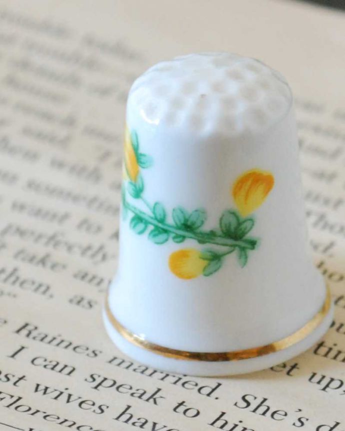 アンティーク 陶磁器の雑貨　アンティーク雑貨　イギリスで見つけた黄色のお花が華やかなアンティークシンブル。幸運を呼ぶ女性のためのコレクションアイテムシンブルとは、上流階級の女性がたしなみとして行ったお裁縫の時に使った指ぬきのこと。(k-3177-z)