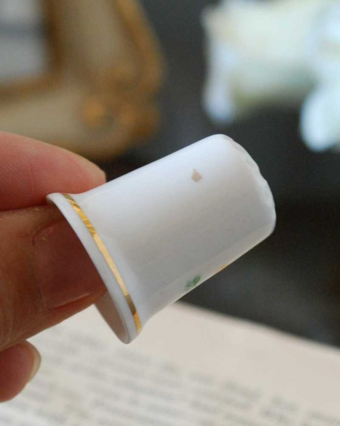 アンティーク 陶磁器の雑貨　アンティーク雑貨　イギリスで見つけた黄色のお花が華やかなアンティークシンブル。コレクションしたくなる可愛らしさ指の帽子（finger hat)とも呼ばれるコロンとした形。(k-3177-z)