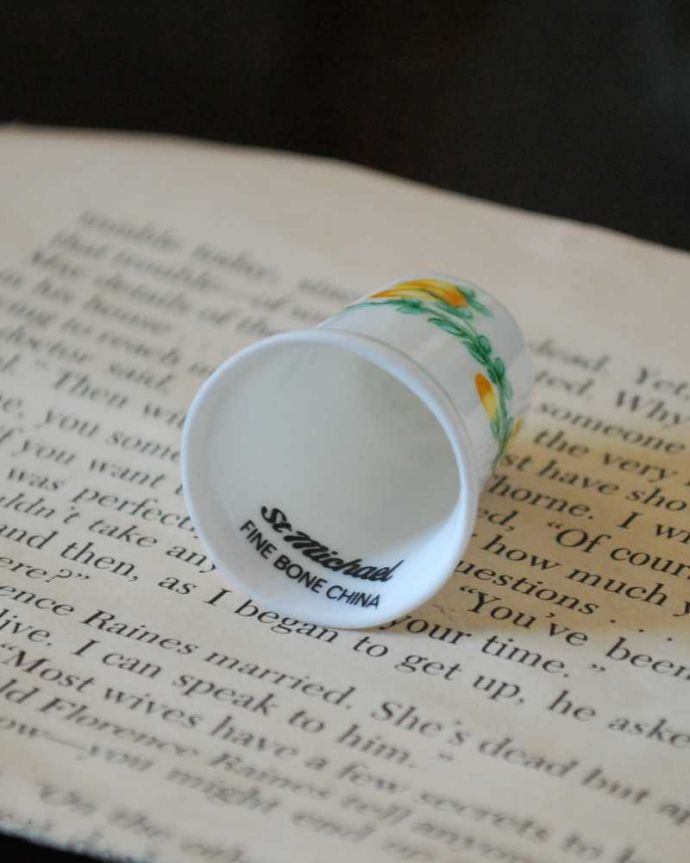 アンティーク 陶磁器の雑貨　アンティーク雑貨　イギリスで見つけた黄色のお花が華やかなアンティークシンブル。キレイなものだけを買い付けていますアンティークは新品ではなので多少のキズ・汚れがある場合がありますが、キレイなもを買い付けてきました。(k-3177-z)