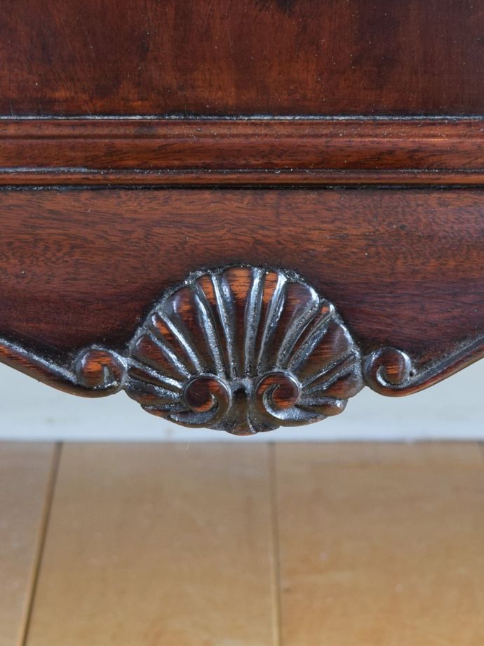 英国アンティーク家具らしい彫