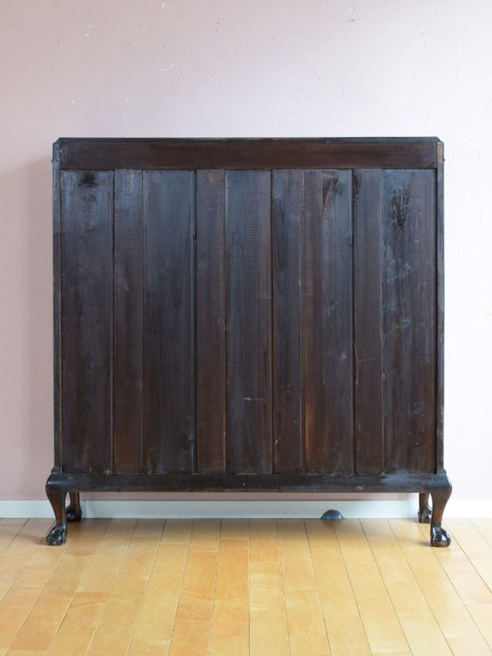 キャビネットの後ろ姿