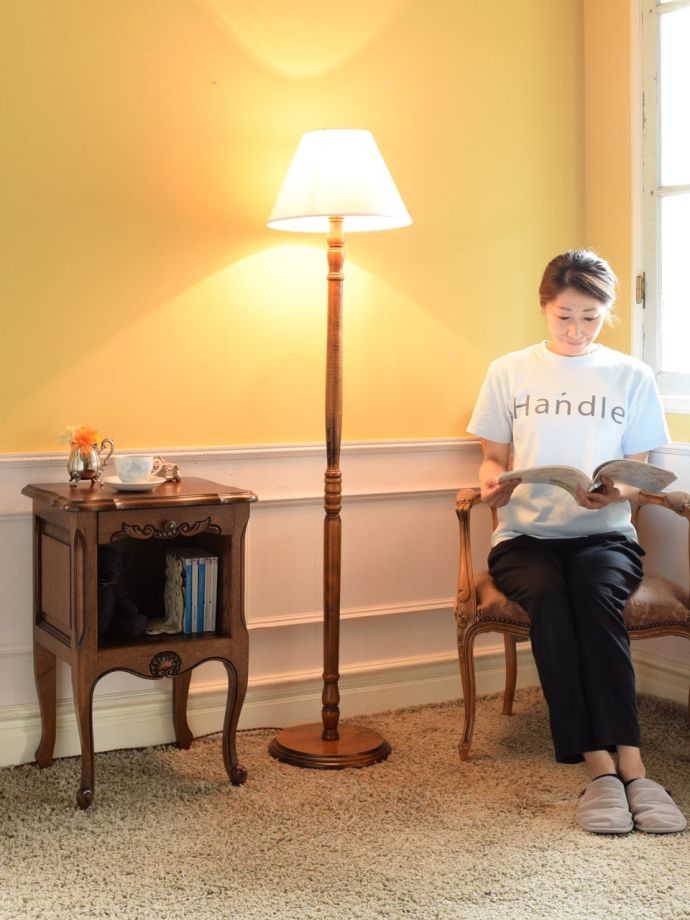 フロアランプの優しい灯り