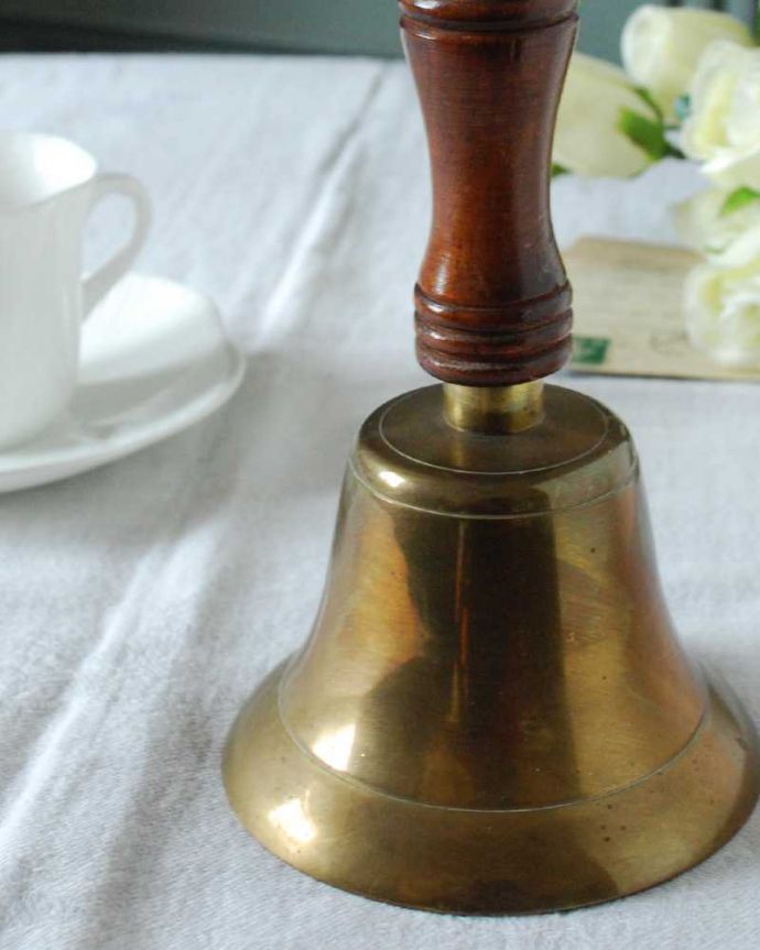 アンティーク 真鍮の雑貨　アンティーク雑貨　英国輸入の真鍮雑貨、木製の持ち手が付いたアンティークベル。美しい真鍮で出来たベル使用人を呼ぶために日常的に使われていたベル。(k-3182-z)