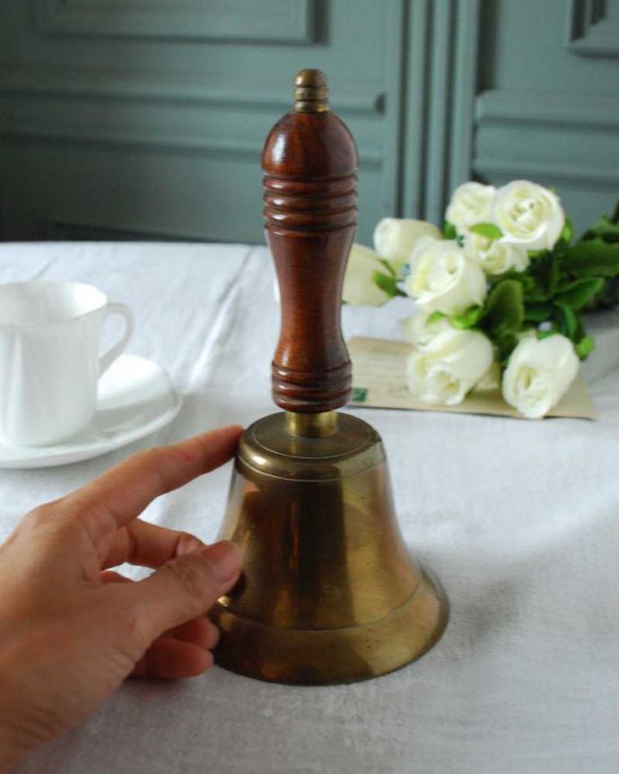 アンティーク 真鍮の雑貨　アンティーク雑貨　英国輸入の真鍮雑貨、木製の持ち手が付いたアンティークベル。キレイな音を奏でてくれますモチーフや大きさもいろいろ。(k-3182-z)