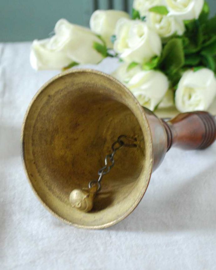 アンティーク 真鍮の雑貨　アンティーク雑貨　英国輸入の真鍮雑貨、木製の持ち手が付いたアンティークベル。キレイな音を奏でてくれますアンティークなので多少のキズやカケがある場合はありますが、きちんと鳴ります。(k-3182-z)