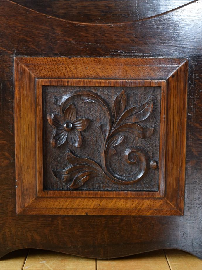 アンティーク家具の彫