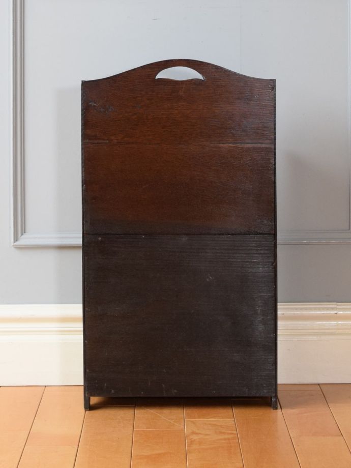 マガジンラックの後ろ姿