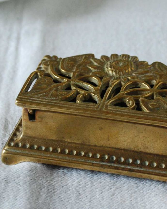 アンティーク 真鍮の雑貨 アンティーク雑貨 真鍮細工のアンティークのスタンプボックス、イギリスで見つけたひまわりの切手入れ。落ち着いた輝きが大人の雰囲気真鍮製なので、使っていくごとに味わい深い色合いに変化していきます。(k-3186-z)