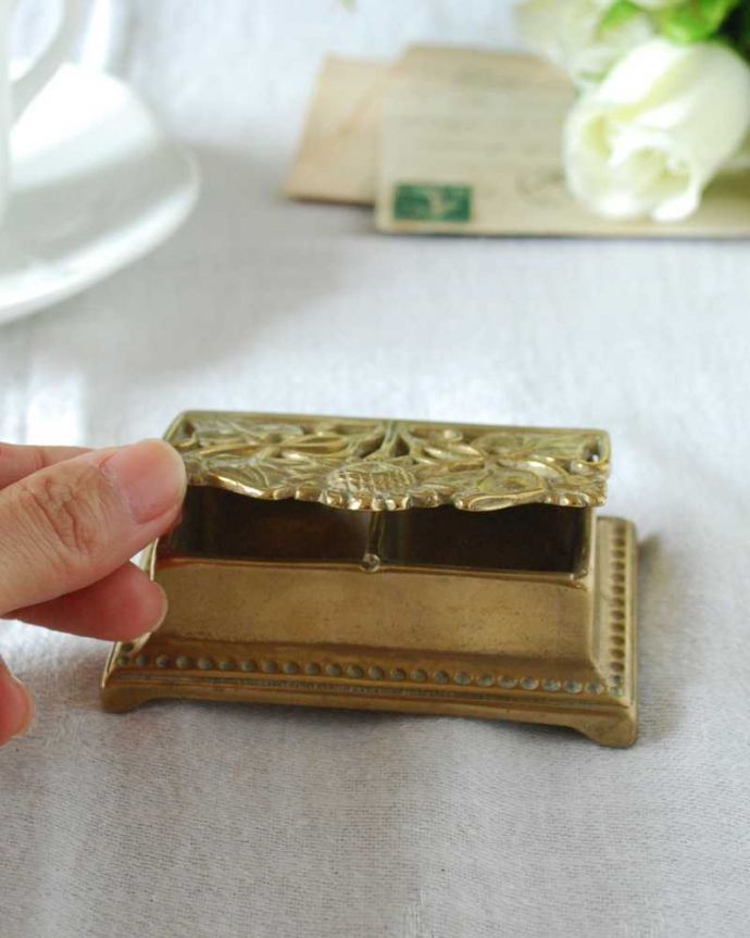 アンティーク 真鍮の雑貨 アンティーク雑貨 真鍮細工のアンティークのスタンプボックス、イギリスで見つけたひまわりの切手入れ。大きさはこれくらいですコレクションしたくなるくらい、いろんなサイズのものがあります。(k-3186-z)