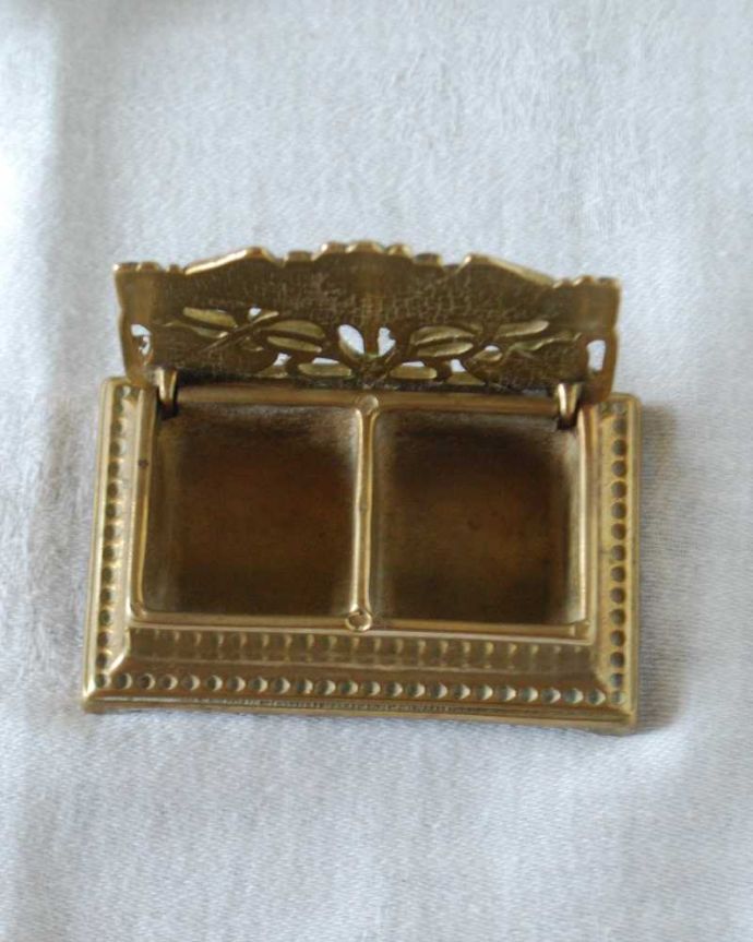 アンティーク 真鍮の雑貨 アンティーク雑貨 真鍮細工のアンティークのスタンプボックス、イギリスで見つけたひまわりの切手入れ。上から見るとこんな感じですアンティークなので多少のキズ・汚れがある場合がありますが、使用上問題はありませんので、ご了承下さい。(k-3186-z)