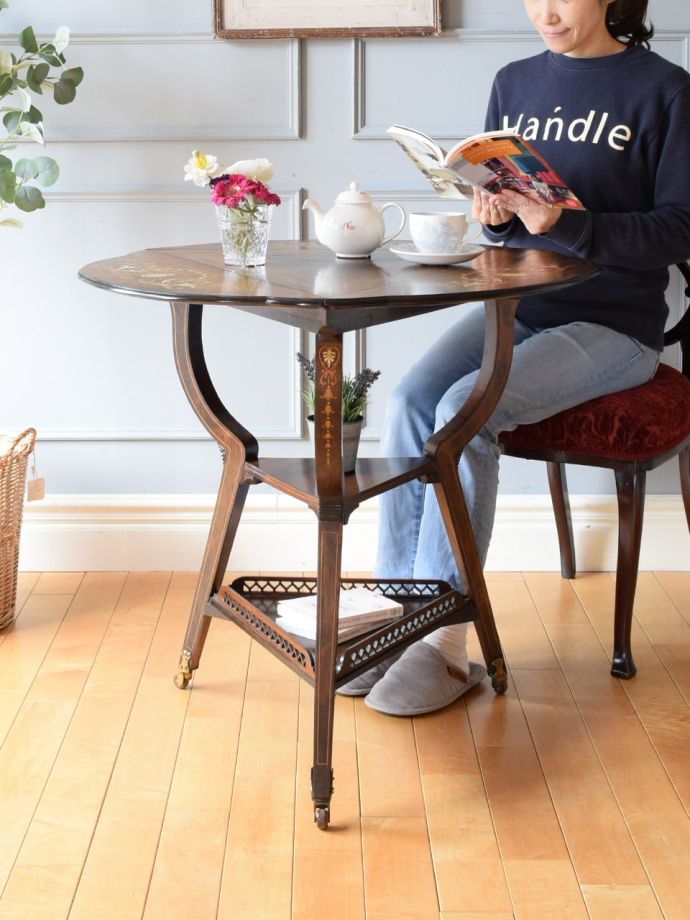 アンティークのオケージョナルテーブル