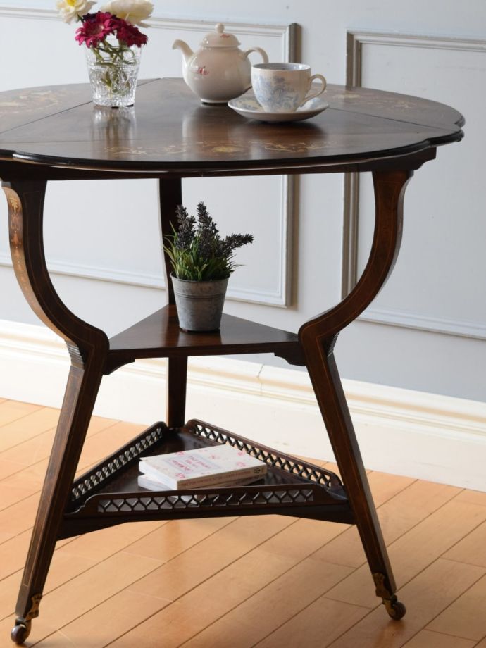 英国のアンティーク家具らしいデザイン