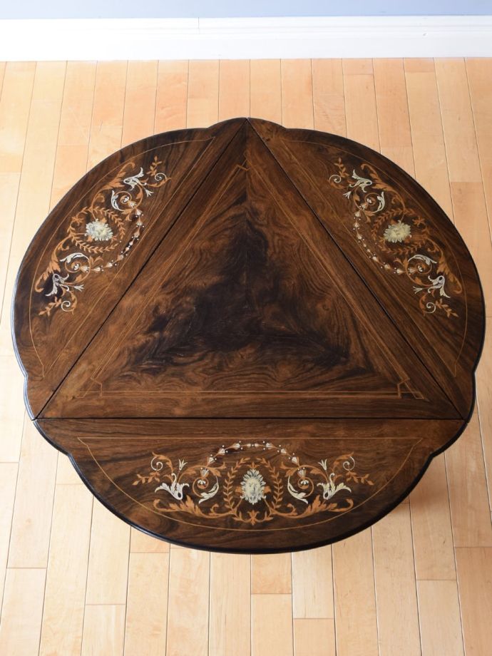 天板を広げた折り畳みテーブル