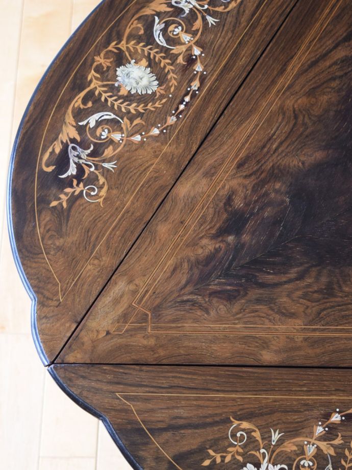 アンティークテーブルらしい木目