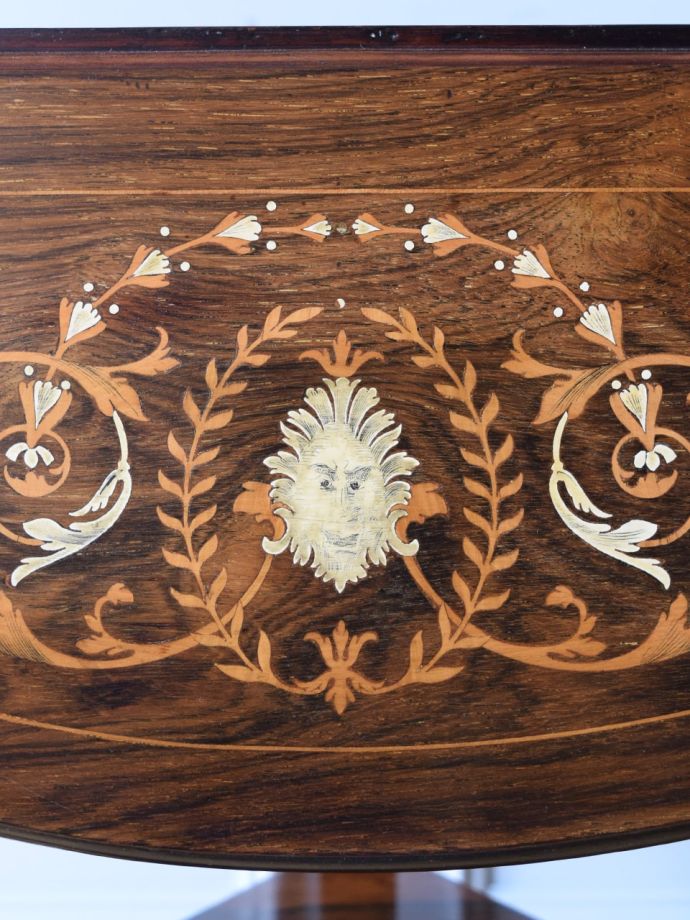 英国アンティーク家具らしい装飾