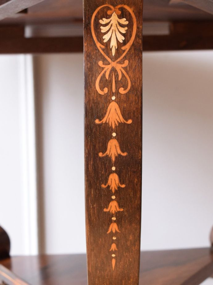 サイドテーブルの華やかな装飾