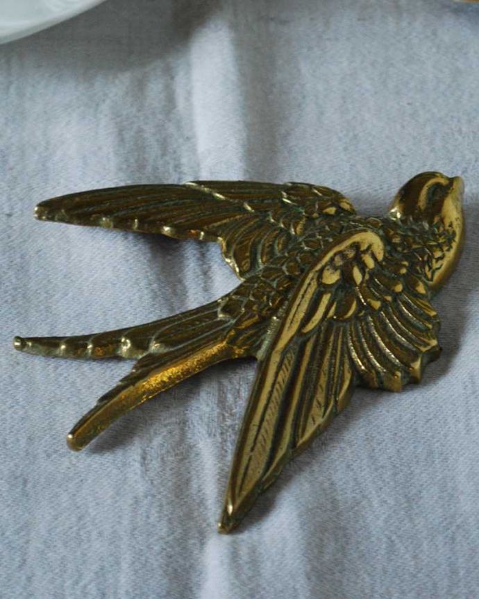 アンティーク 真鍮の雑貨　アンティーク雑貨　イギリスで見つけた壁掛けの真鍮オブジェ（ツバメ・大）、アンティーク雑貨（ウォールアクセサリー）。落ち着いた輝きが大人の雰囲気真鍮製なので、使っていくごとに味わい深い色合いに変化していきます。(k-3187-z)