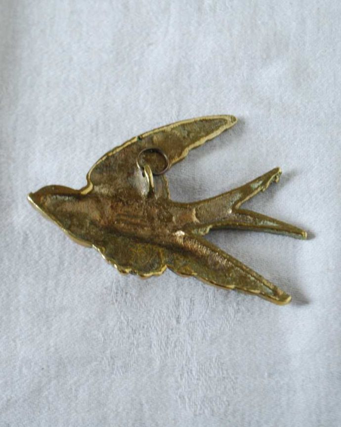 アンティーク 真鍮の雑貨　アンティーク雑貨　イギリスで見つけた壁掛けの真鍮オブジェ（ツバメ・大）、アンティーク雑貨（ウォールアクセサリー）。裏から見るとこんな感じですアンティークなので多少のキズ・汚れがある場合がありますが、使用上問題はありませんので、ご了承下さい。(k-3187-z)