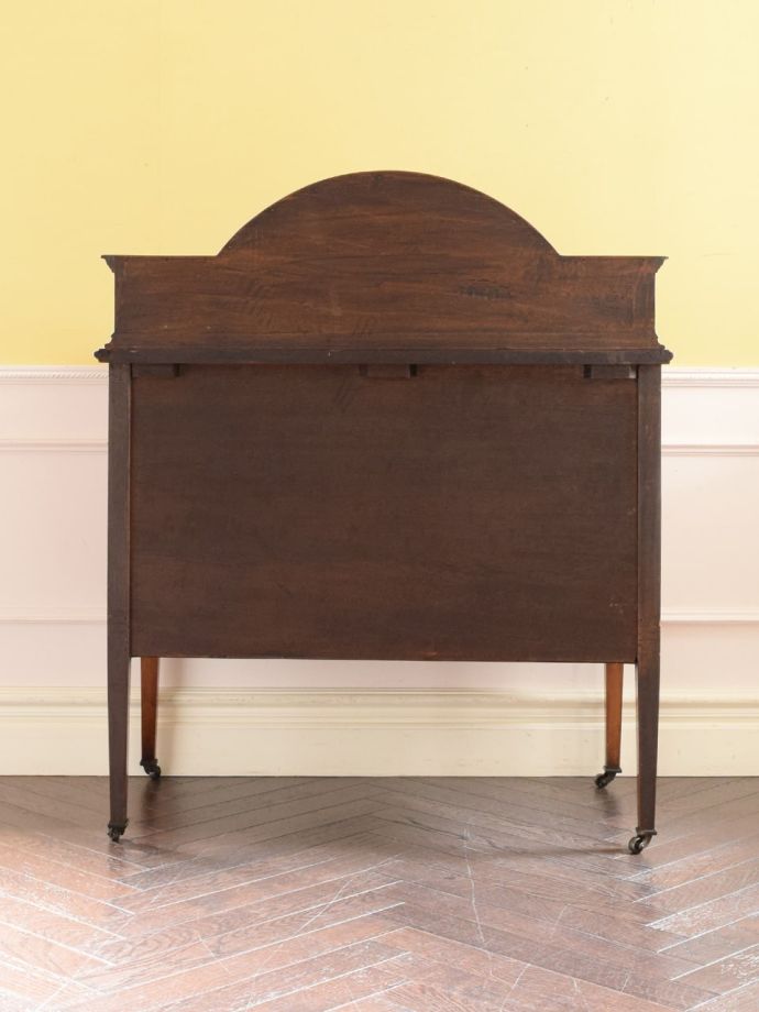 アンティークチェストの後ろ姿