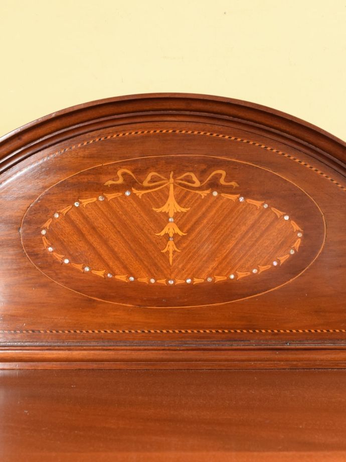 英国アンティーク家具らしい装飾