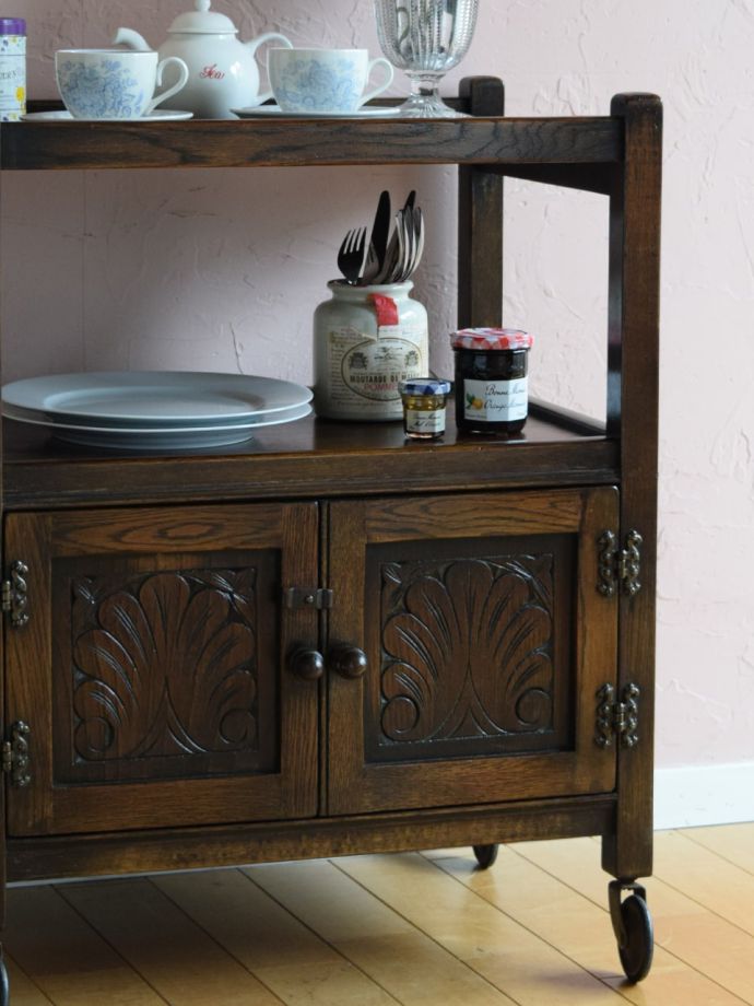 アンティーク家具らしさが漂うワゴン