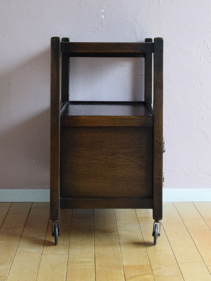 アンティークワゴンの側面