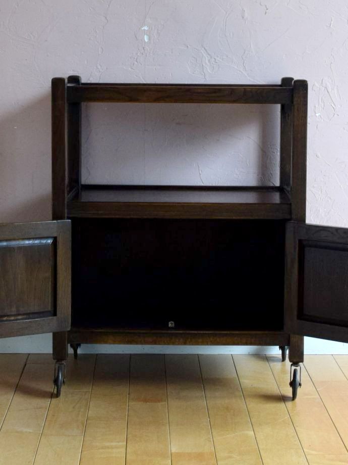 アンティークワゴンの扉の中