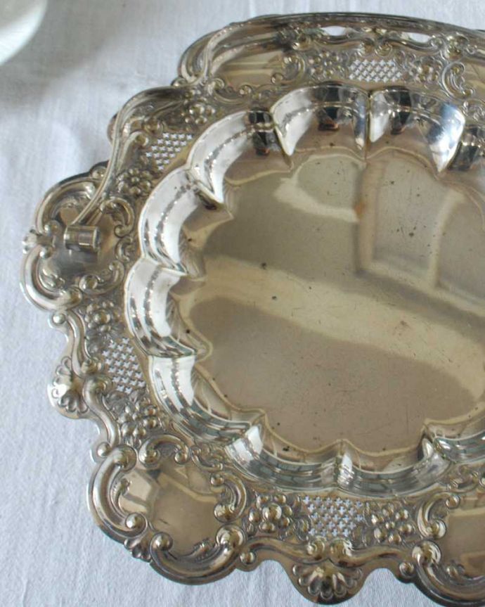 アンティーク シルバー製 アンティーク雑貨 イギリスで見つけたアンティークシルバープレートの優雅な持ち手付きバスケット。果物のために作られた美しい器持ち手つきの器は、昔、貴重だった果物を入れて運ぶための器として作られました。(k-3196-z)