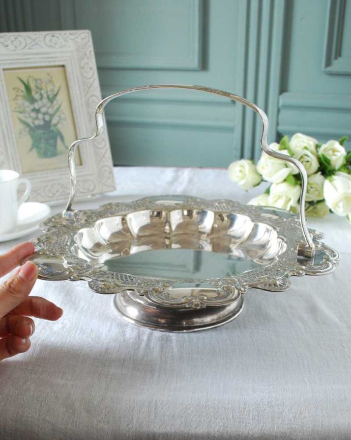 アンティーク シルバー製 アンティーク雑貨 イギリスで見つけたアンティークシルバープレートの優雅な持ち手付きバスケット。持ち手付きなので移動にも便利中にいろんなものを入れて運べる持ち手つきのバスケット。(k-3196-z)