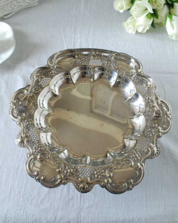 アンティーク シルバー製 アンティーク雑貨 イギリスで見つけたアンティークシルバープレートの優雅な持ち手付きバスケット。上から見るとこんな形ですアンティークなので多少のキズ・汚れがある場合がありますが、使用上問題はありませんので、ご了承下さい。(k-3196-z)