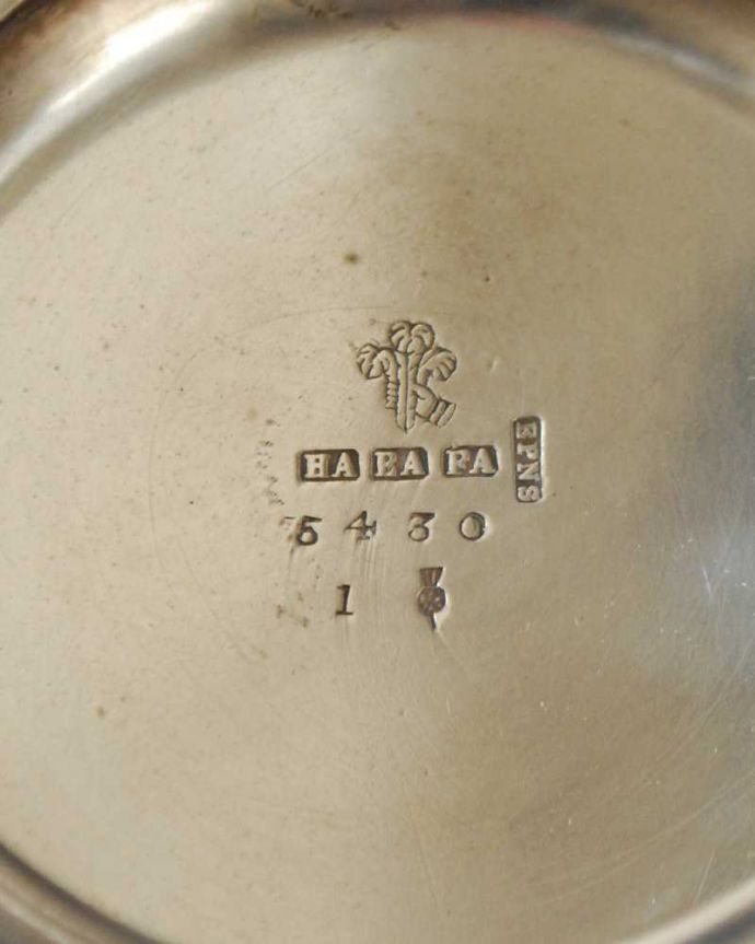 アンティーク シルバー製 アンティーク雑貨 イギリスで見つけたアンティークシルバープレートの優雅な持ち手付きバスケット。裏側には品質の証刻印が入っています。(k-3196-z)