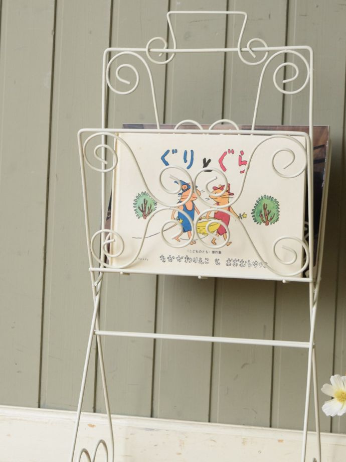 アンティークのおしゃれなマガジンラック