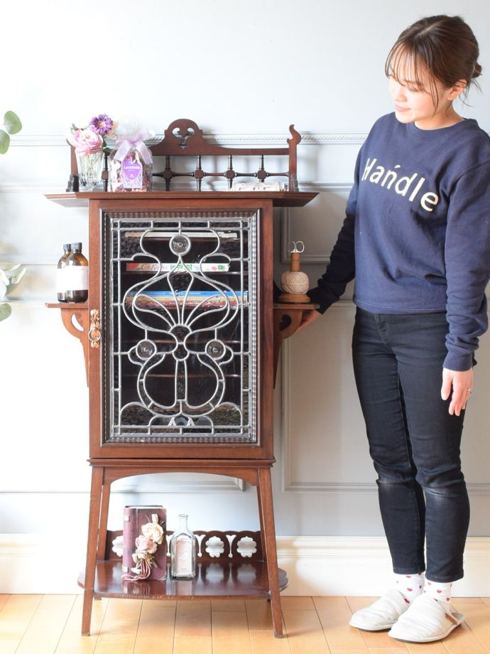 英国アンティークのキャビネット