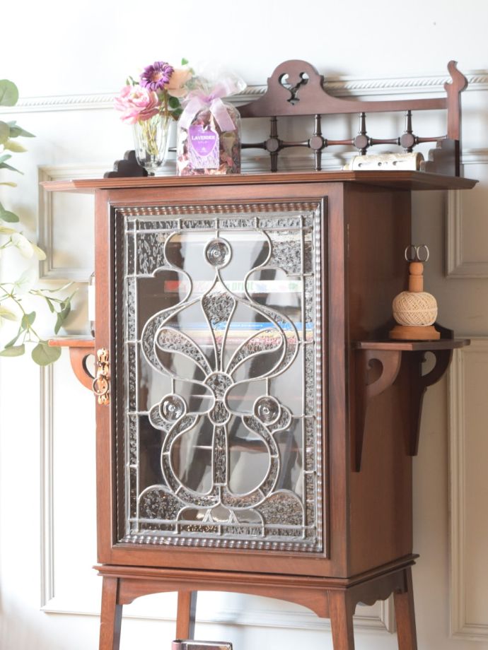 アンティーク家具らしさが漂うキャビネット