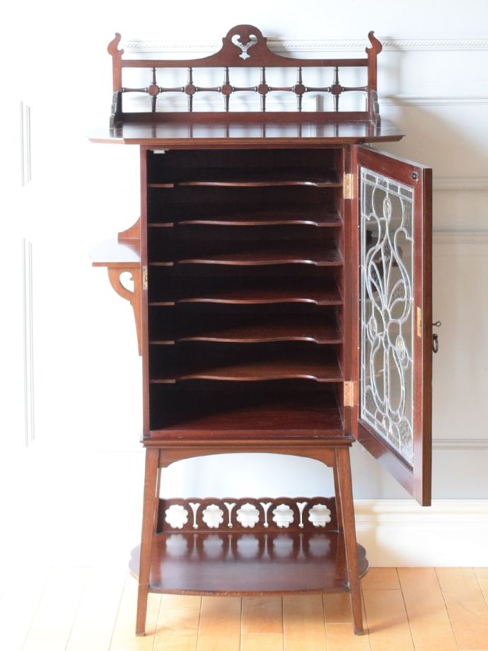 キャビネットの扉の中