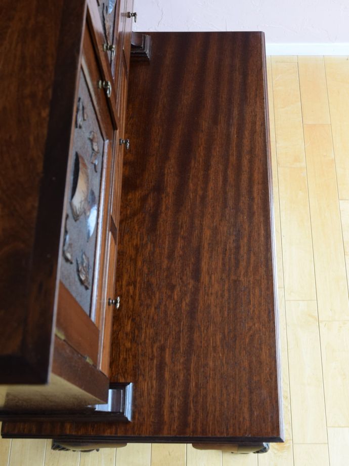 アンティークのサイドボードの天板