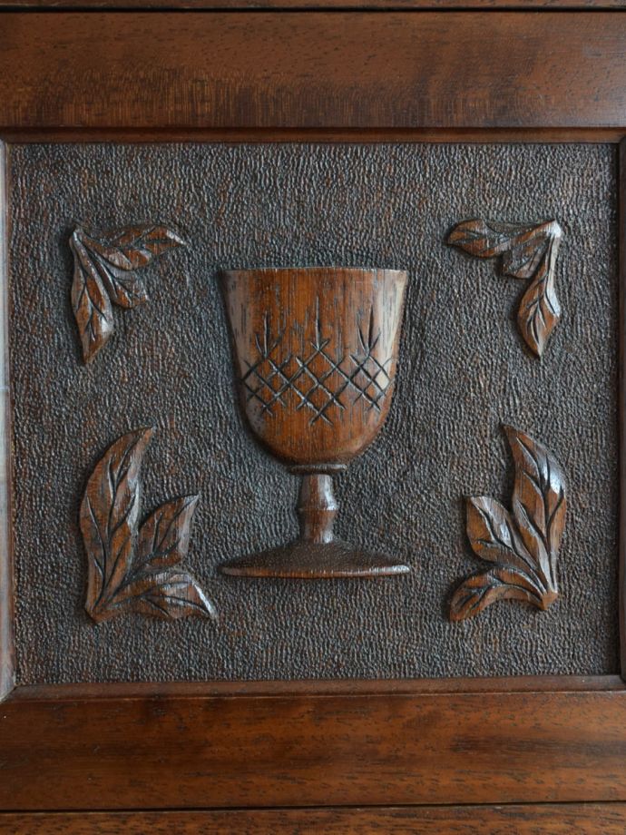 英国アンティーク家具らしい装飾