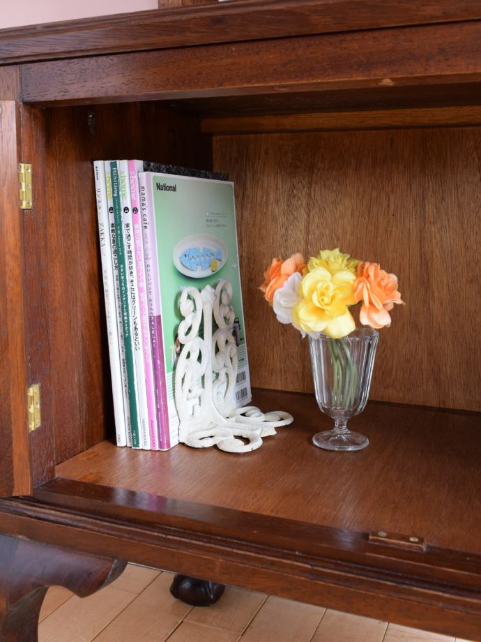 サイドボードの扉を開けると