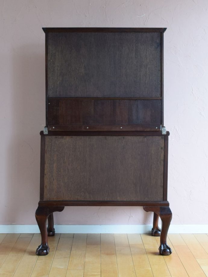 キャビネットの後ろ姿