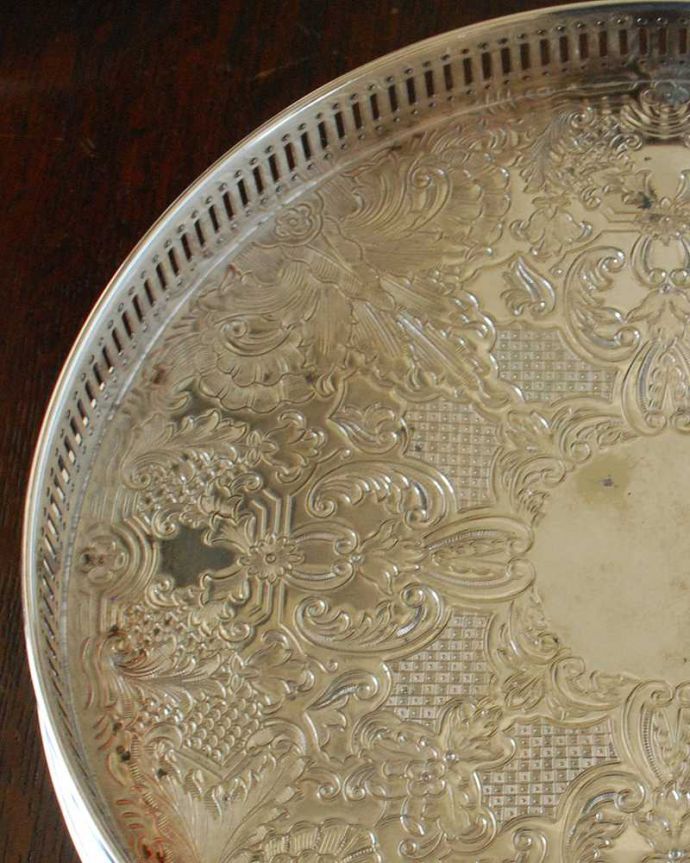 アンティーク シルバー製　アンティーク雑貨　イギリスで見つけたアンティークシルバープレートのギャラリートレイ。オトナの輝きを放つアンティークのサルヴァ全体に美しいエングレーヴィング（彫金）が施されているアンティークのサルヴァ。(k-3203-z)