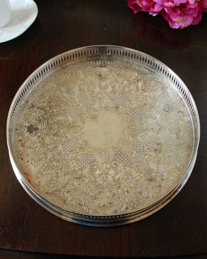 アンティーク シルバー製　アンティーク雑貨　イギリスで見つけたアンティークシルバープレートのギャラリートレイ。上から見るとこんな感じですアンティークなので多少のキズ・汚れがある場合がありますが、使用上問題はありませんので、ご了承下さい。(k-3203-z)