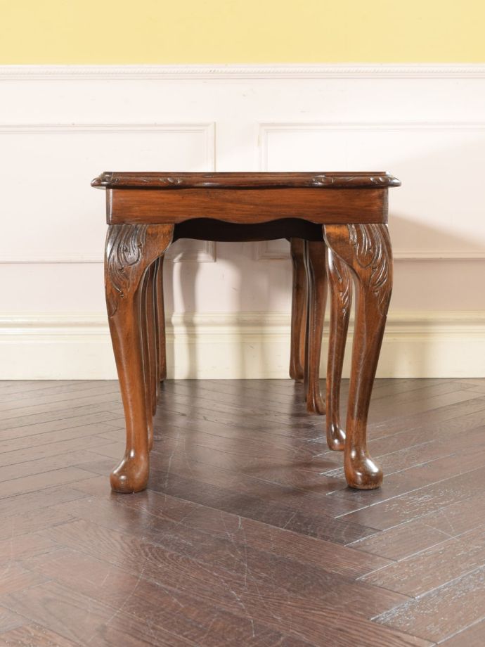 アンティークテーブルの側面