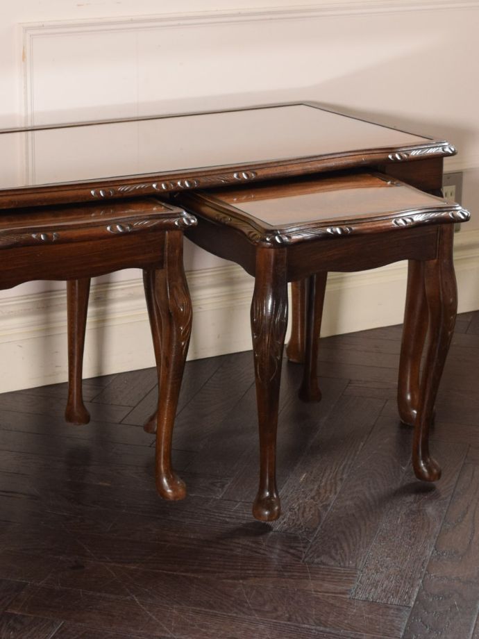 アンティーク家具らしさが漂うネストテーブル