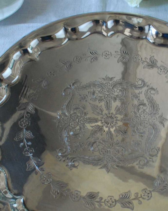 アンティーク シルバー製 アンティーク雑貨 お花模様が美しい、英国で見つけたアンティークシルバープレートのサルヴァ(銀盆)。テーブルがパッと華やかに繊細で美しい装飾がテーブルを彩ります。(k-3204-z)