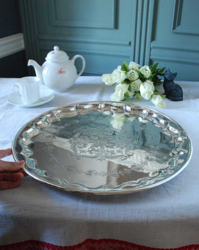 アンティーク シルバー製 アンティーク雑貨 お花模様が美しい、英国で見つけたアンティークシルバープレートのサルヴァ(銀盆)。たっぷり乗せれる大きめサイズいろんなもの乗せて使える大きなトレイ。(k-3204-z)