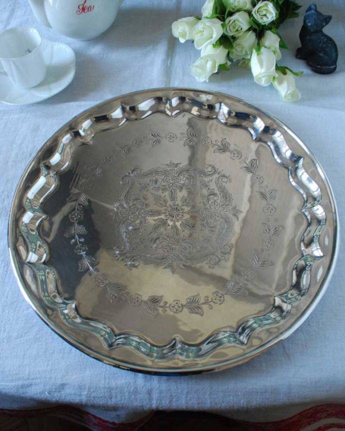 アンティーク シルバー製 アンティーク雑貨 お花模様が美しい、英国で見つけたアンティークシルバープレートのサルヴァ(銀盆)。上から見るとこんな感じですアンティークなので多少のキズ・汚れがある場合がありますが、使用上問題はありませんので、ご了承下さい。(k-3204-z)