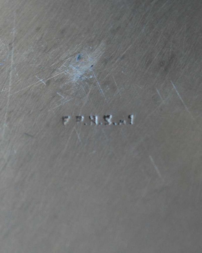 アンティーク シルバー製 アンティーク雑貨 お花模様が美しい、英国で見つけたアンティークシルバープレートのサルヴァ(銀盆)。裏側には品質の証刻印が入っています。(k-3204-z)